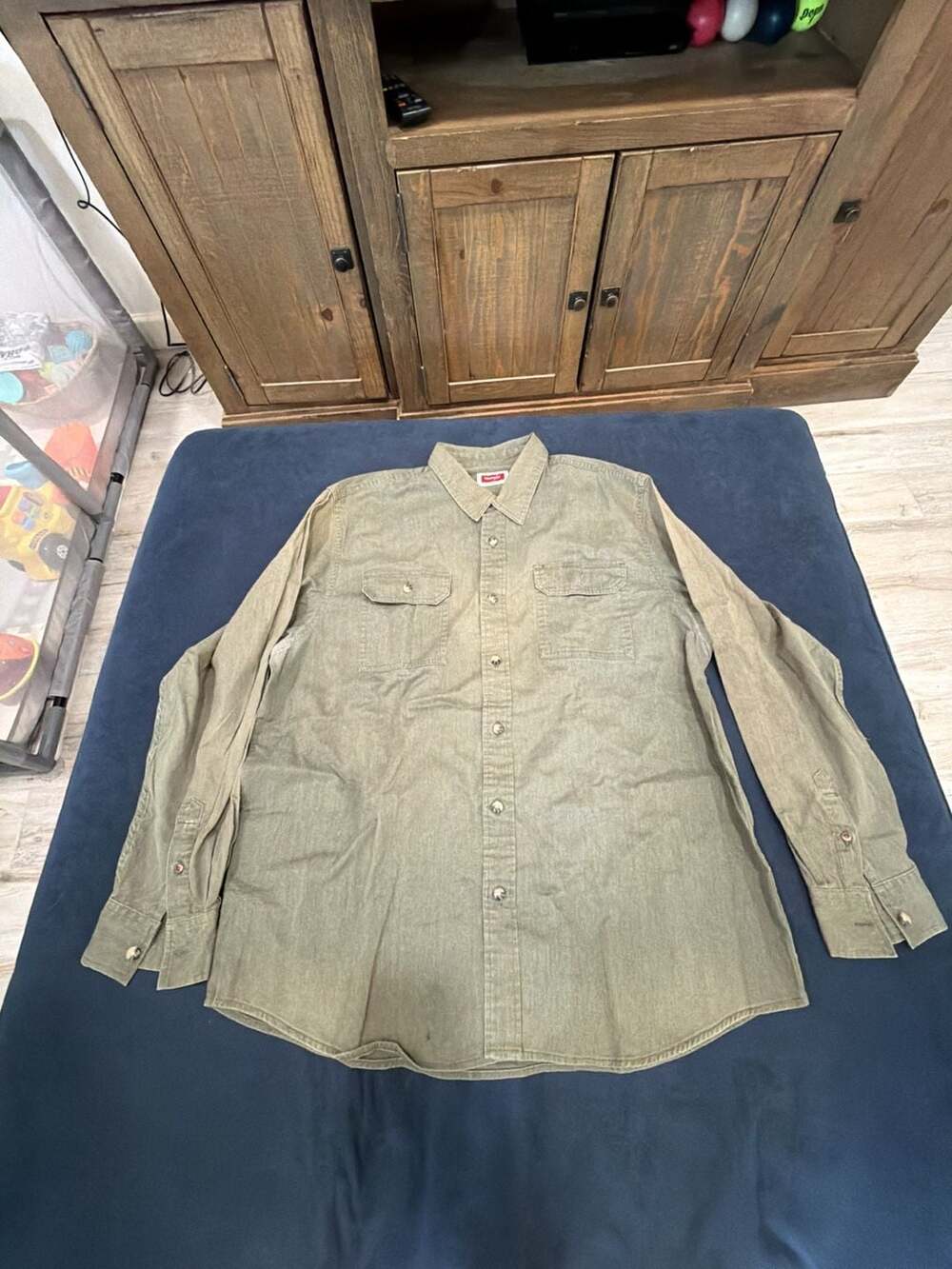Wrangler Men's Long Sleeve Button-Down Utility Shirt in Olive Green